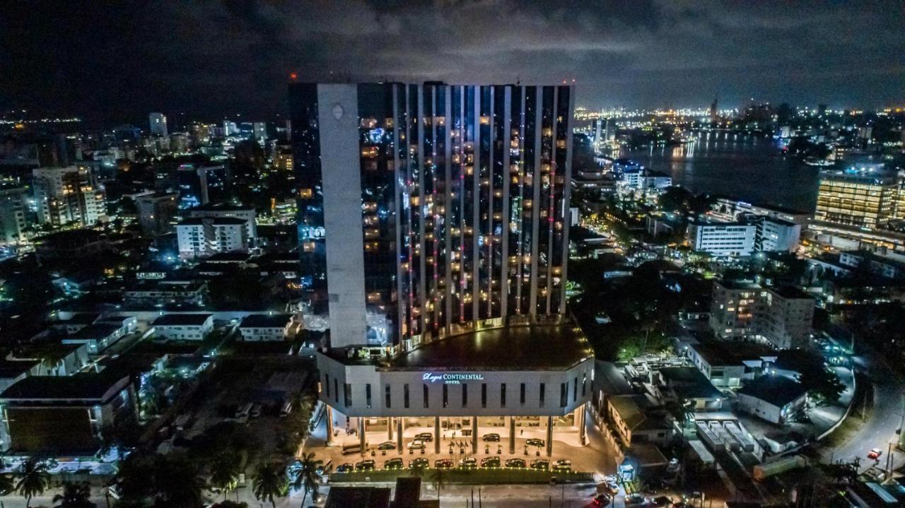 Lagos Continental Hotel Eksteriør billede Aerial view of the building at night