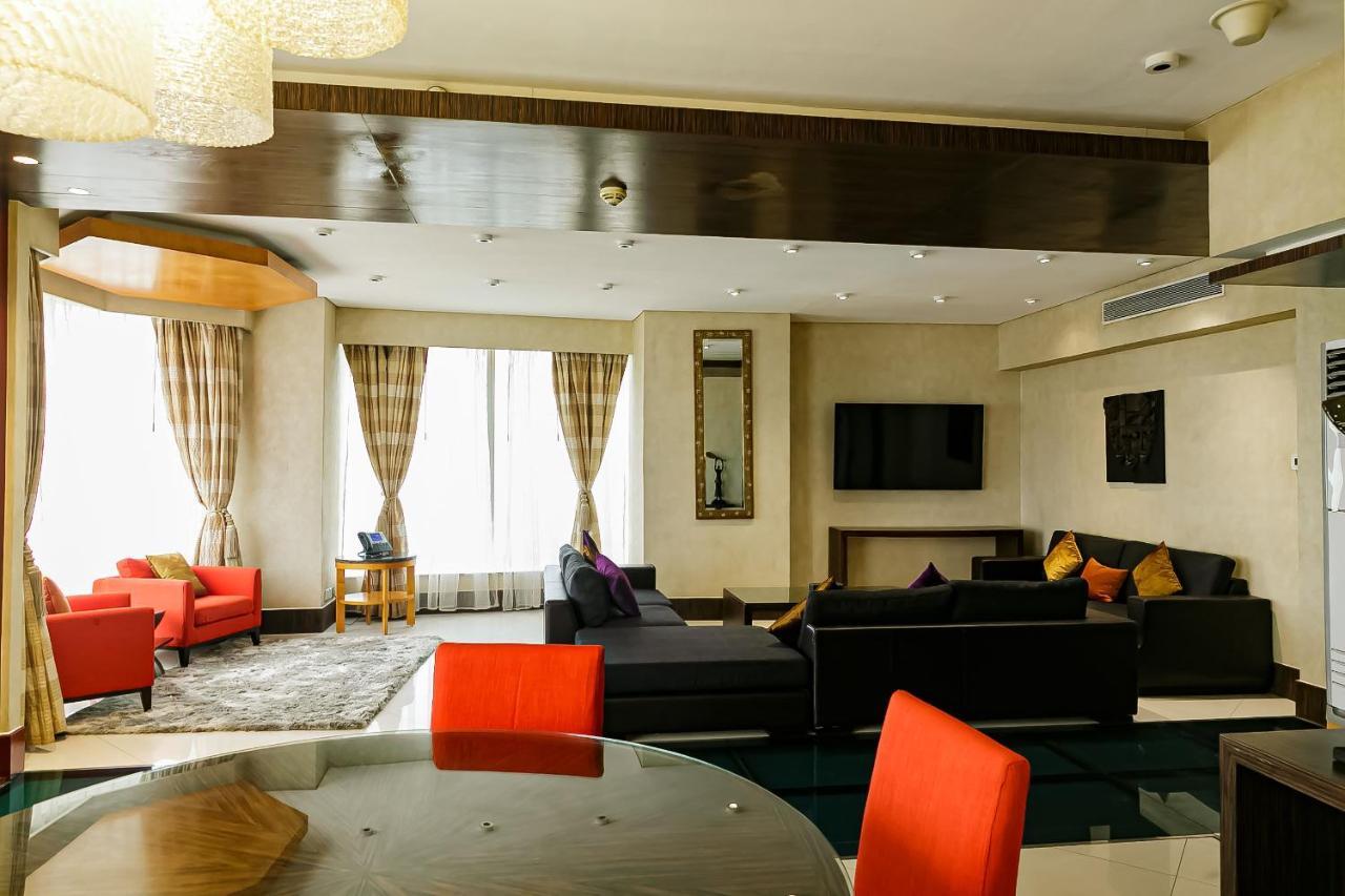 Lagos Continental Hotel Eksteriør billede A living room in a luxury apartment