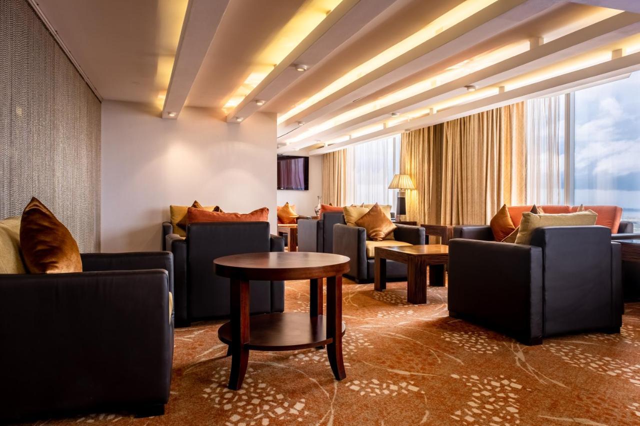 Lagos Continental Hotel Eksteriør billede The Club lounge at Hong Kong International Airport