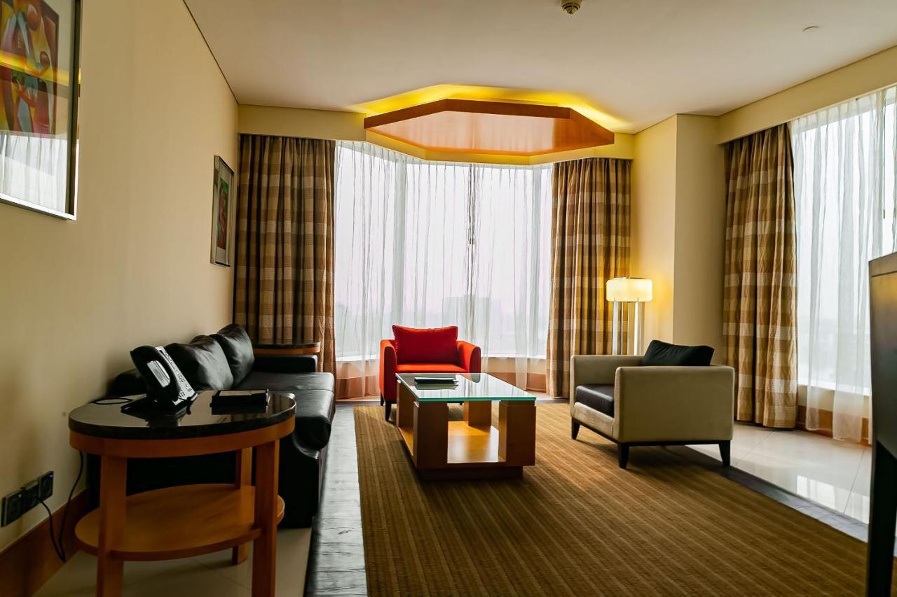 Lagos Continental Hotel Eksteriør billede Living room of a suite at the hotel