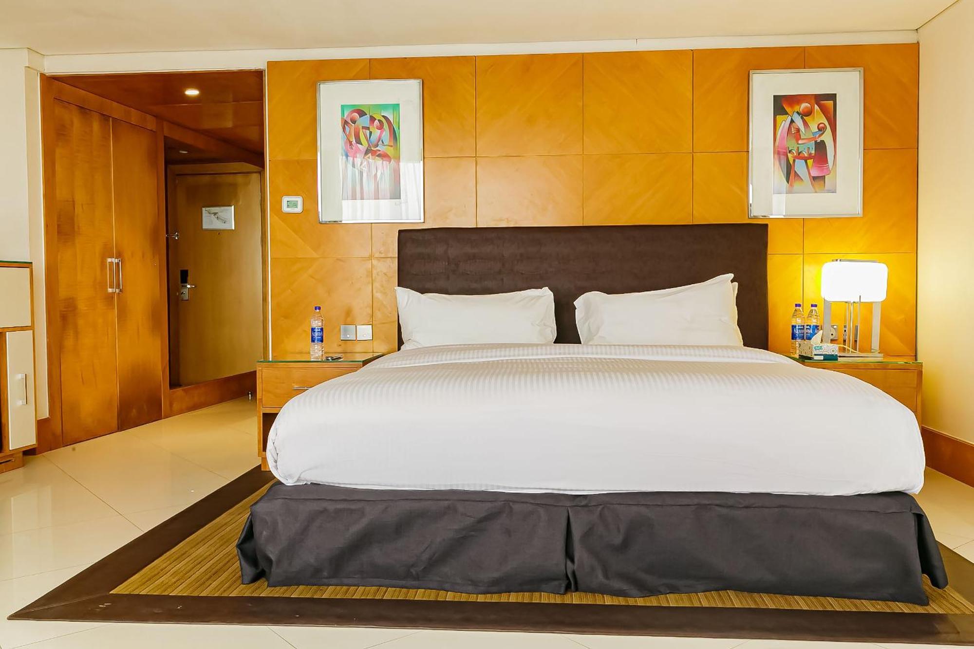Lagos Continental Hotel Eksteriør billede A bedroom at the hotel