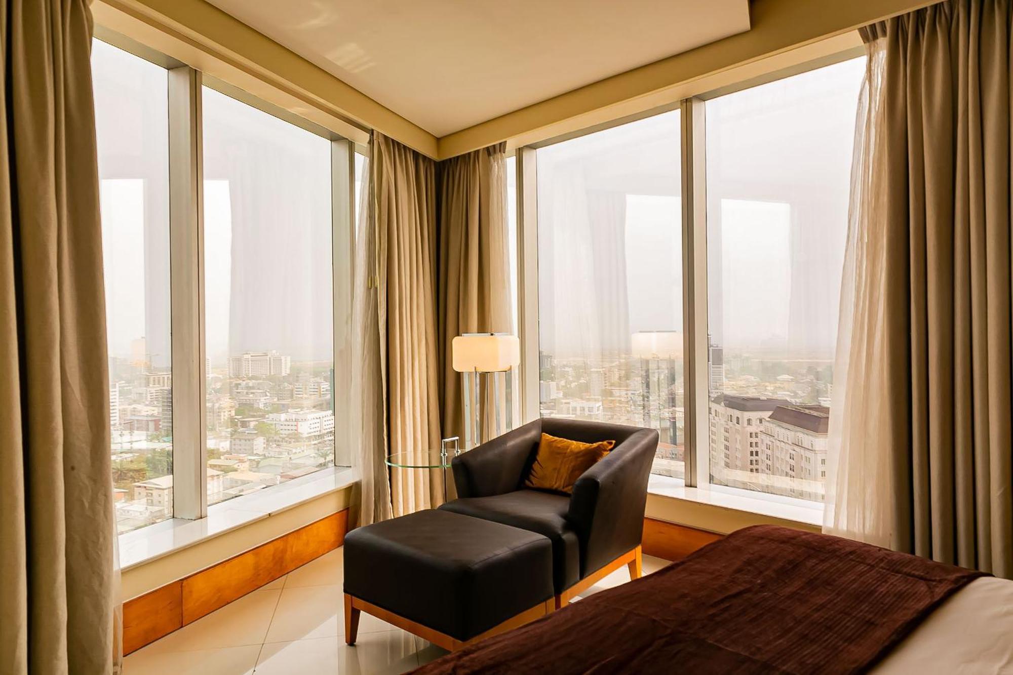 Lagos Continental Hotel Eksteriør billede A room at the Ritz-Carlton, Dubai