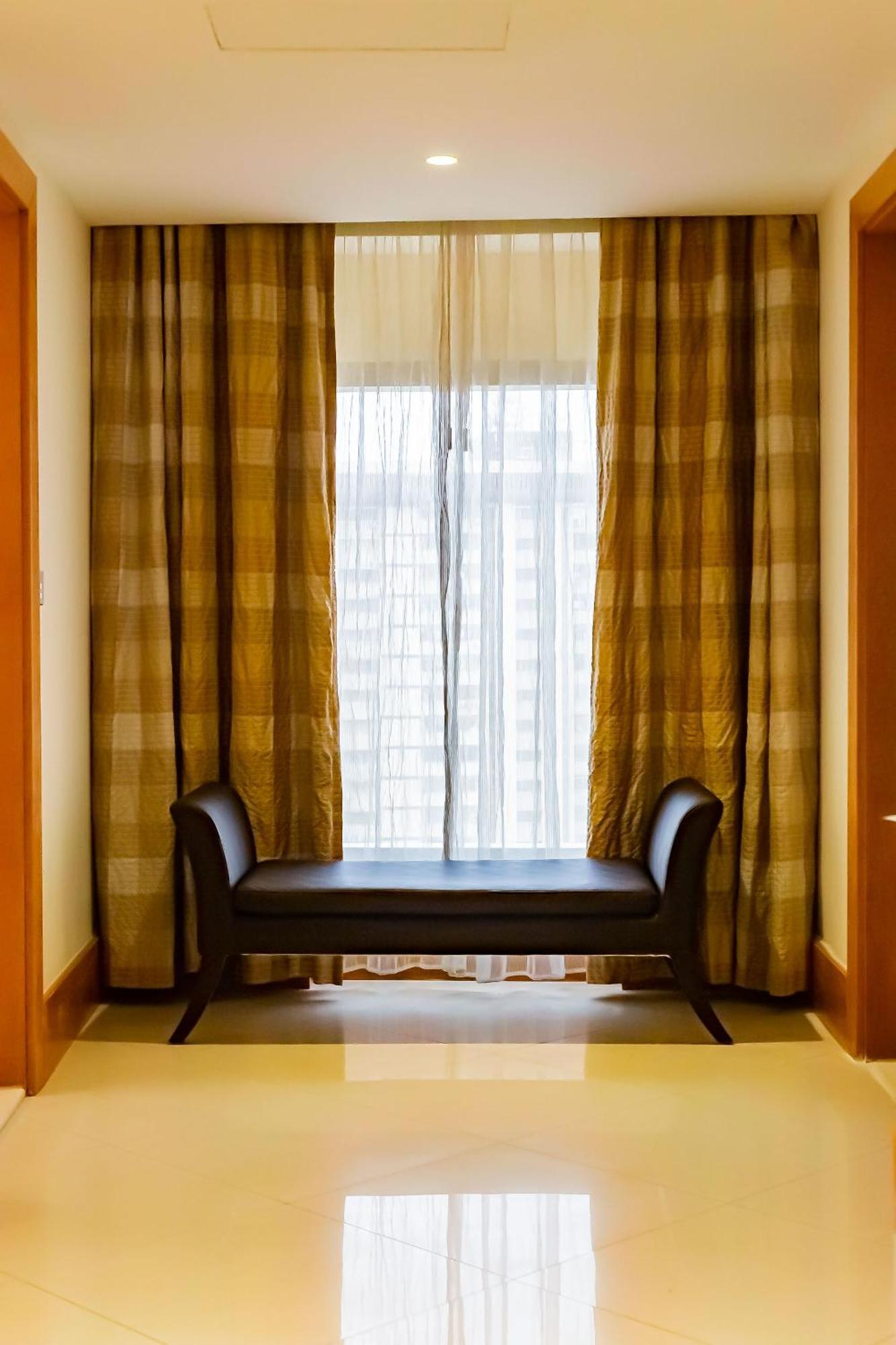 Lagos Continental Hotel Eksteriør billede Window seat with a settee