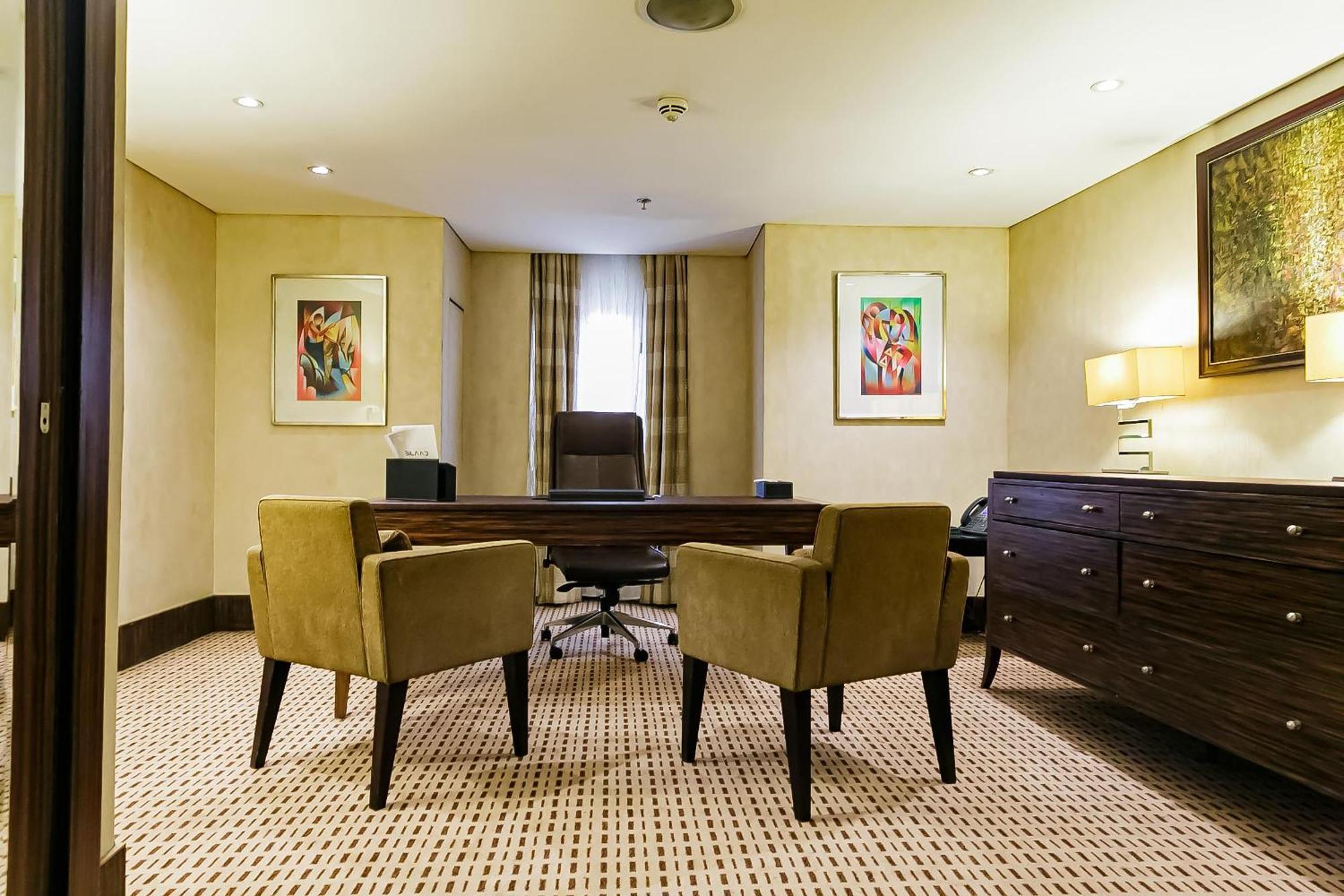 Lagos Continental Hotel Eksteriør billede A typical office at the Four Seasons Hotel, London