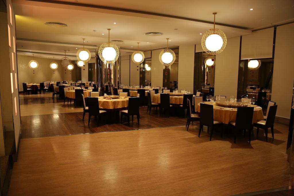 Lagos Continental Hotel Eksteriør billede The interior of the restaurant