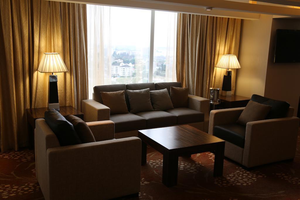 Lagos Continental Hotel Eksteriør billede A living room in a suite at the hotel
