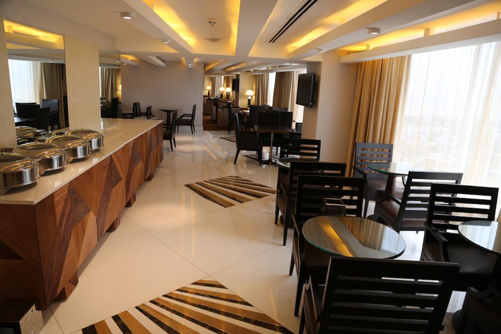 Lagos Continental Hotel Eksteriør billede The Royal Club Lounge at the Royal Plaza Hotel